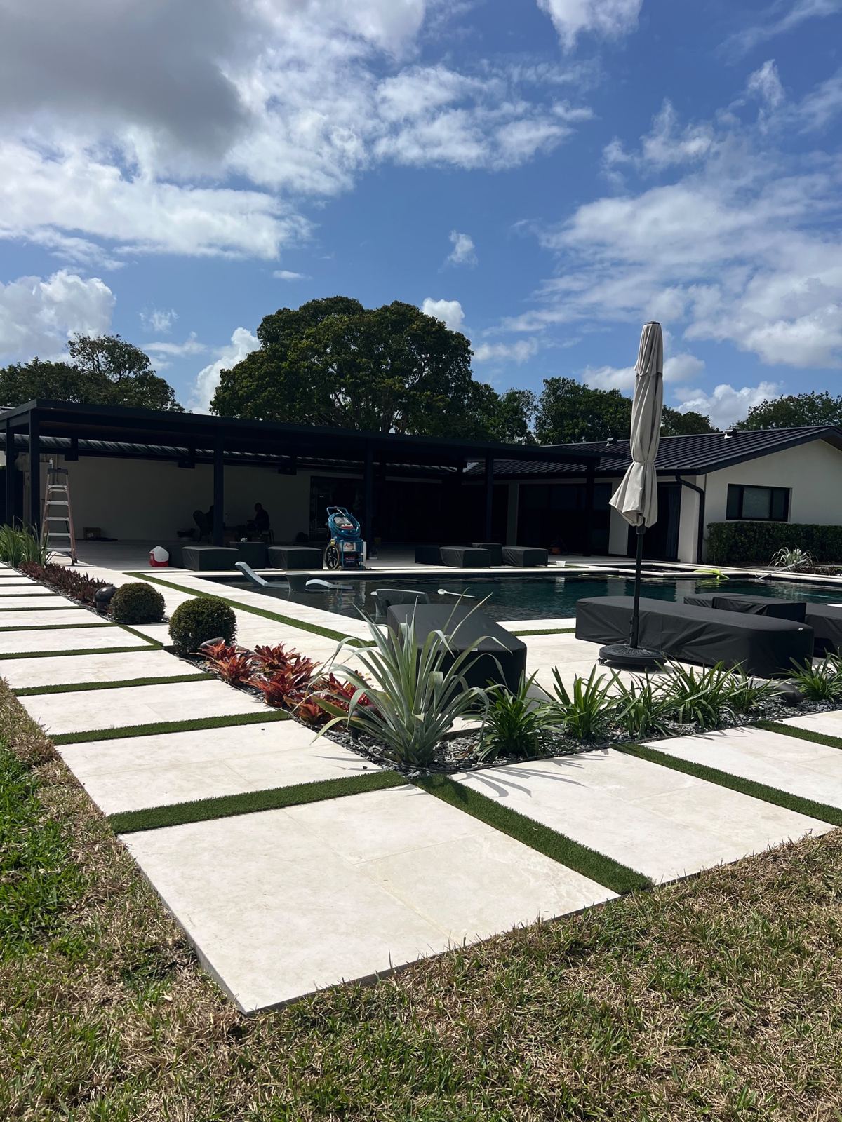 Losas de concreto que llevan a la piscina, condado de Broward, Florida