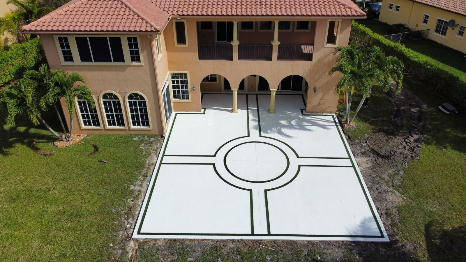Decorative white concrete motor court with a circle pattern