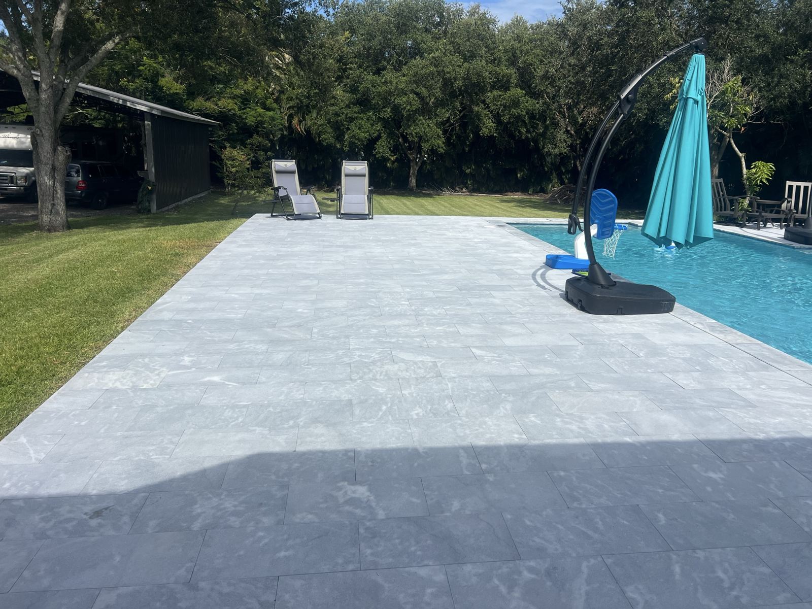Deck de piscina de formato grande con acabado moderno, condado de Broward, Florida